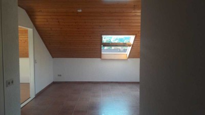 Freundliche 3-Zimmer-DG-Wohnung mit Balkon und Einbauküche in Dahn