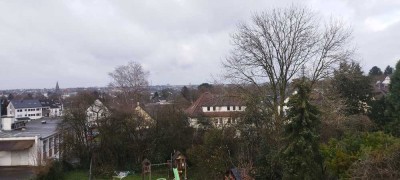 Gepflegte 4-Zimmer-Dachgeschosswohnung mit Balkon und EBK in Solingen