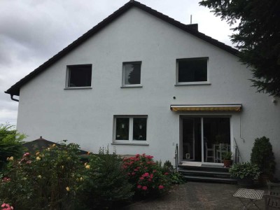 Modernisierte Doppelhaushälfte mit idyllischem Garten und guter Anbindung