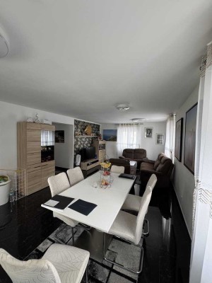 Großzügiges Zweifamilienhaus mit Ausbaupotenzial