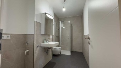 Erstbezug nach Kernsanierung -Stilvolle 2-Zimmer-Wohnung mit Balkon und Aufzug