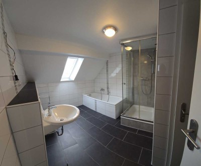 Renoviert mit EBK: Schöne 2-Zimmer-Dachgeschosswohnung mit geh. Innenausstattung