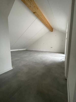 ***Erstbezug 2025 – Stilvolle Dachgeschosswohnung mit großem Balkon und 2 Stellplätzen***