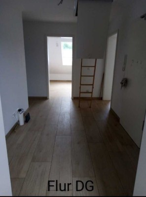 WOHNEN AUF DEM LAND  Neuwertige schöne 4-Zimmer-Dachgeschoss-Wohnung mit zwei Balkonen