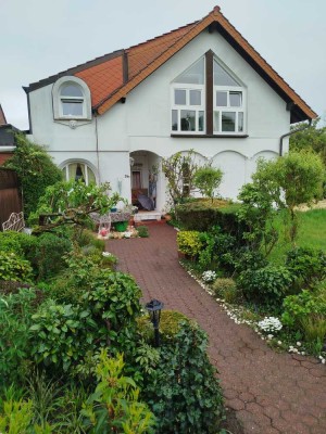 Individuelles freistehendes Zweifamilienhaus
mit Balkon und Garten.