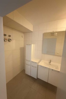 Freundliche und vollständig renovierte 2-Raum-Souterrain-Wohnung mit Balkon und EBK in Rosengarten