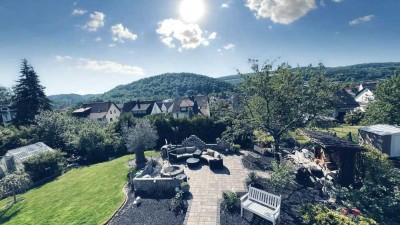 Großes Ein- oder Mehrfamilienhaus mit wunderschönem unverbaubarem Ausblick in ruhiger Lage.
