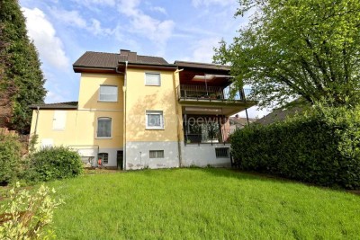 Gepflegtes, modernisiertes Einfamilienhaus mit vermieteter ELW, EBK, 2 Loggien, 2 Garagen + Garten