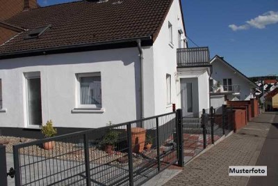 Einfamilienhaus nebst Terrasse und Garage