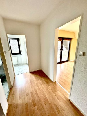 Charmante 2 ZI Dachgeschoss Wohnung mit Gr. Balkon und Einbauküche