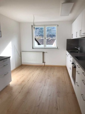 Hochwertig sanierte Wohnung mit Einbauküche und Balkon: attraktive 4-Zimmer-Wohnung in Calw