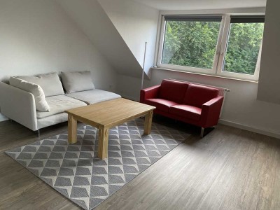 Modernisierte 1-Zimmer-Dachgeschosswohnung Möbliert mit Balkon und Einbauküche in Essen - Steele