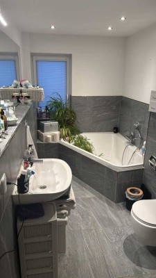 Attraktives Mietshaus in Pinneberg, moderne Einbauküche, ausgebautes DG, mit Garten