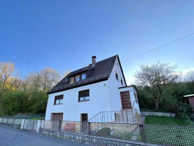 Freistehendes Einfamilienhaus mit Garten und Ausbaupotenzial in Ahorn - Finkenau