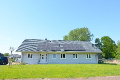 Moderner Bungalow in Holzrahmenbauweise mit großem Grundstück und Erweiterungsoption