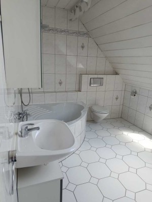 500 € - 84 m² - 2.0 Zi. große Küche, Bad mit Wanne. Separater Eingang, an Einzelpersonen oder Paar