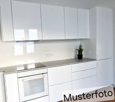 Helle teilmöblierte, 2 Zimmerwohnung, in Sanierung