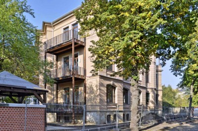 Wunderschöne 2-Zimmer-Wohnung mit Balkon in sanierter Stadtvilla