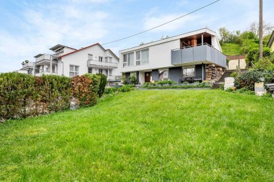 Zweifamilienhaus mit schönem Garten und Garage