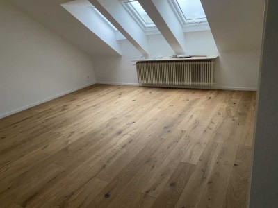 +++ Top sanierte Dachgeschoss Wohnung, neues Tageslichtbad, neue Elektrik, hochwertiges Parkett +++