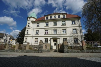 2-Raum-Wohnung mit großer Wohnküche in romantischer Villa