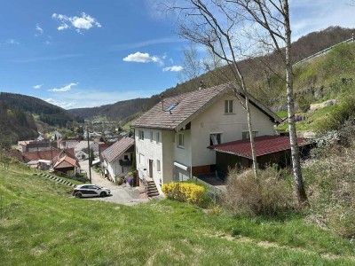 Geräumiges, günstiges und gepflegtes 8-Zimmer-Zweifamilienhaus in schöner Lage in Hütten