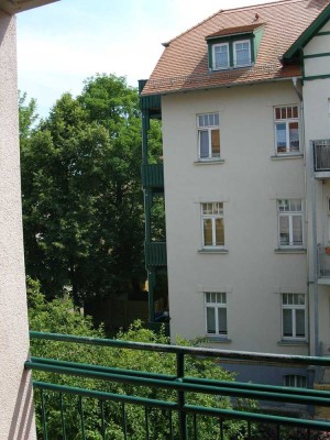 * 2 Zimmer * Loggia * modern saniertes Bad mit Wanne *  PKW-Stellplatz *