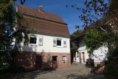 ***Wohnhaus mit Nebengebäude auf einem großen Grundstück in Erbach-Schönnen***