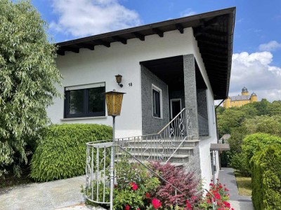 Großzügige, helle 6-Zimmer-Etagen-Wohnung mit Terrasse und Schlossblick in Montabaur