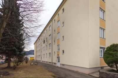 Preiswerte, teilsanierte und unbefristete Wohnung