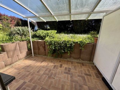 Modernisierte Zweizimmer-Souterrainwohnung mit Terrasse