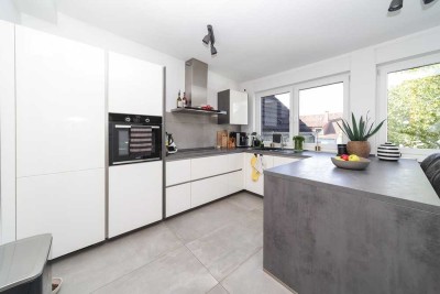 Hochwertige 3-Zimmer-Dachgeschosswohnung mit Balkon & Stellplatz in kernsaniertem 3-Familienhaus