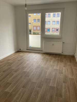 Miet me! Frisch sanierte 3-Raum-Wohnung mit Wanne und Balkon wartet auf Sie.
