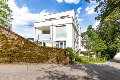 Modernes Wohnen nahe der Dengler Klinik: Neubau mit Terrasse im Grünen