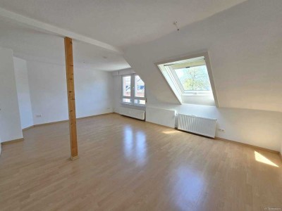 VISTA Immobilien - Wohntraum im Dachgeschoss – charmante Altbauwohnung in begehrter Lage
