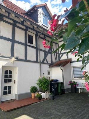 Fachwerkhaus mit Naturschiefer, Gauben, Terrasse und Hoffläche