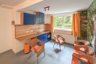 Wohnen & Arbeiten in Sarstedt: Gepflegtes Wohnhaus mit Praxis-/Gewerbeeinheit