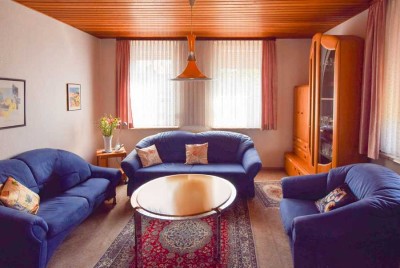 Einfamilienhaus mit Nebengebäude auf großzügigem Grundstück.