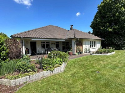 BESSER ALS NEU:  Großzügiger Bungalow 
auf liebevoll angelegtem Grundstück in ruhigem Umfeld