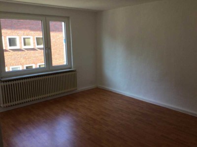 2 Zimmer in der 2. Etage * Hüttenstr. 44