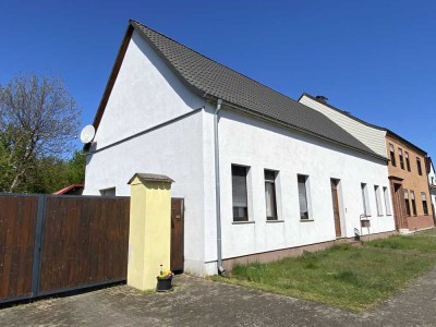 Einfamilienhaus mit großen Gartengrundstück und Doppelgaragearage