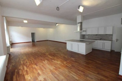 WG aufgepasst.  216m² für ihre Wohnträume *** 4 Zimmer mit Balkon im Altbau