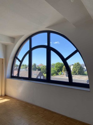 Offen. Hell. Barrierefrei. Zwei-Zimmer-Wohnung mit beeindruckender Fensterfront und Sonnenbalkon