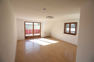 7 Zimmer, 1 Küche, 2 Bäder, 1 großer Balkon, Vorgarten, 2 Parkplätze, WG Wohnung