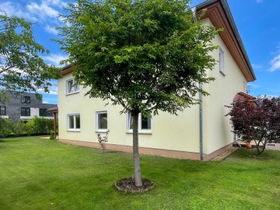 Bezugsfreies Zweifamilienhaus mit Gartenidylle im Villenpark Groß Glienicke