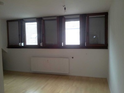 KR-Innenstadt: Helle, hochwertig sanierte 2-Zimmerwohnung  im 2. OG !