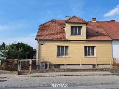 ZENTRAL! ALTES HAUS auf GROSSEM BAUGRUND