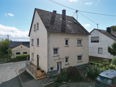 Komplett renoviertes Einfamilienwohnhaus mit angrenzender ehem. Scheune und PKW-Garage