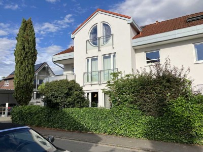 Helle 2-Zimmer-Wohnung mit zwei Balkonen, Einbauküche & Stellplätzen in zentraler Lage von Seeheim