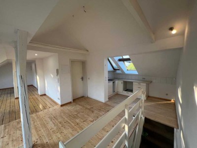 Helle DG-Wohnung im Loftstil mit Einbauküche und Garten